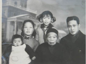 題圖：全家福照。中间的那位老人是作者的奶奶曾君兰，右边是作者的父亲，后面的那个小女孩是作者本人，母亲抱着的是作者的弟弟张良竹。