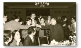盧遂顯（左一戴眼鏡者）於1980年隨海外華裔高能物理學家訪問團前往北京，受到鄧小平接見。