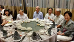 宴會邀請，赴新加坡南洋理工大學演講，圖為講前餐敘。右一為太太陳十美，左一翁虹，左二楊振寧。