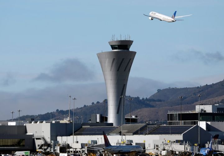 特朗普威胁要削减缺勤空中交通管制员的薪资，给坚守岗位的发1万美元奖金