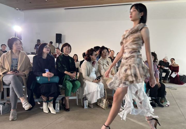 未来模特明星的盛会：“华人之友”模特时装秀