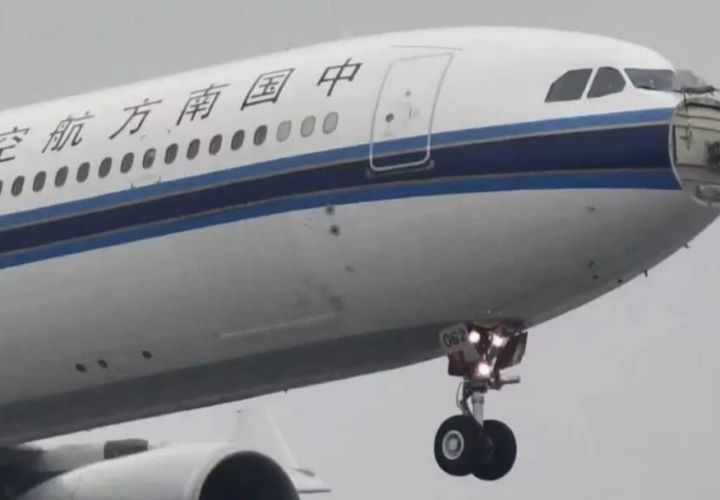 南航一客机遭鸟击，机头被撞毁被迫紧急返航