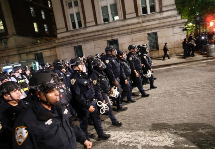 哥伦比亚大学昨晚清场，警察逮捕了几十名占领大楼的抗议者