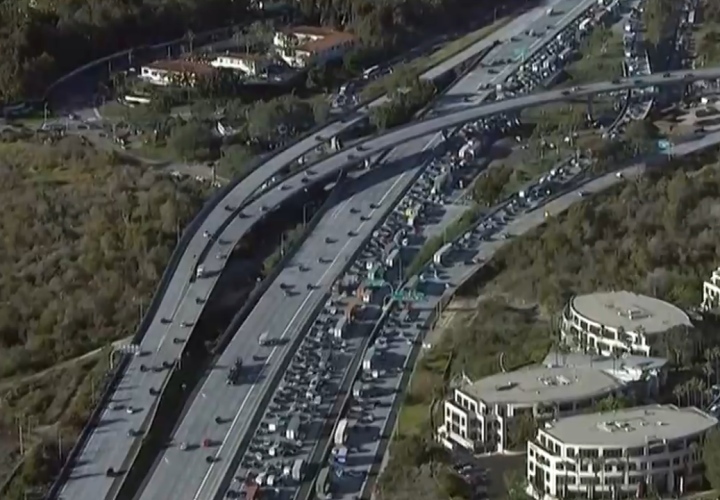 因有人扬言要从Del Mar Heights立交桥跳下，5号州际公路北行方向封闭