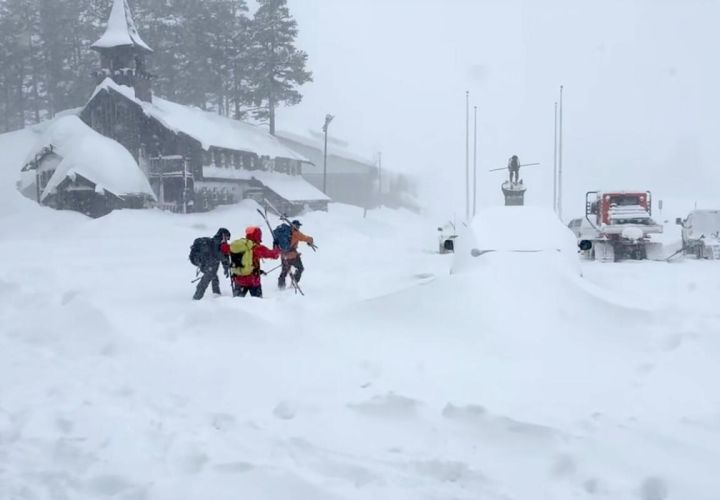 太浩湖附近发生雪崩，造成8名野外滑雪者死亡，1人失踪