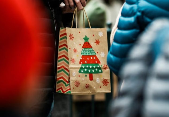 美国人掀起年终购物狂潮