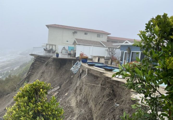暴雨导致山体滑坡， 一些南加州沿海房屋濒临倒塌