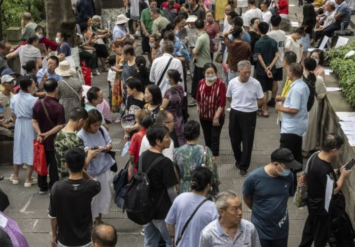 一窥中国的热门脱单途径:公园相亲角 一窥中国的热门脱单途径:公园相亲角