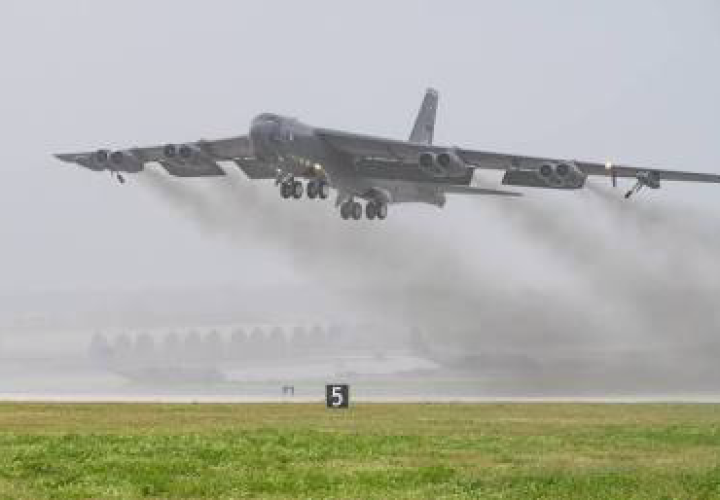 美军B-52轰炸机在加州坠毁，致8人死亡