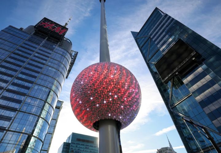 时代广场启用全新跨年倒计时水晶球，为史上最大一颗