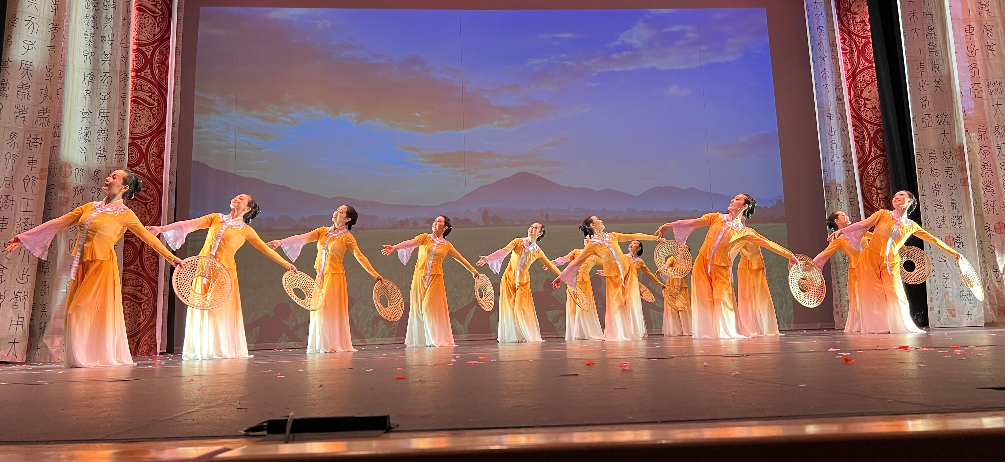 10 舞蹈 我们的田野 东方舞蹈团