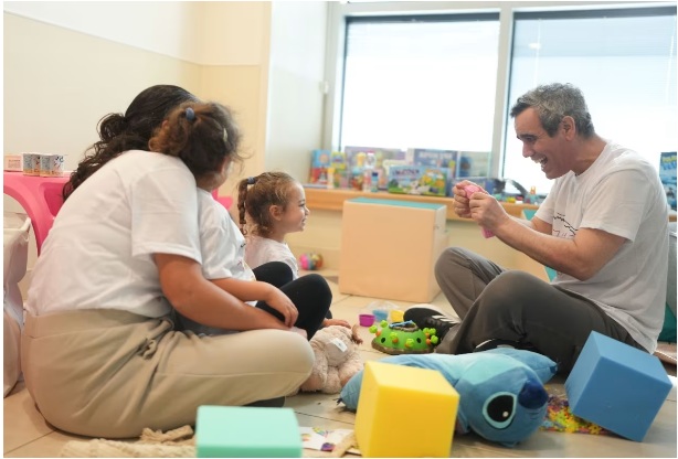 2025 10 13 回家的人质与孩子们玩耍