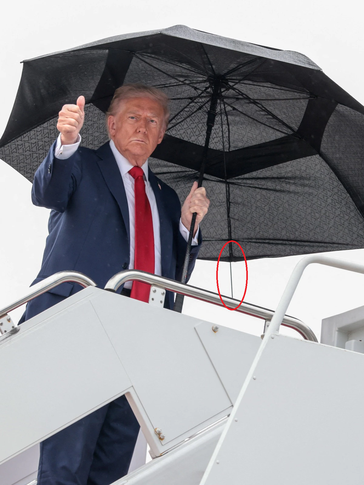 2025 12 13 川普打伞